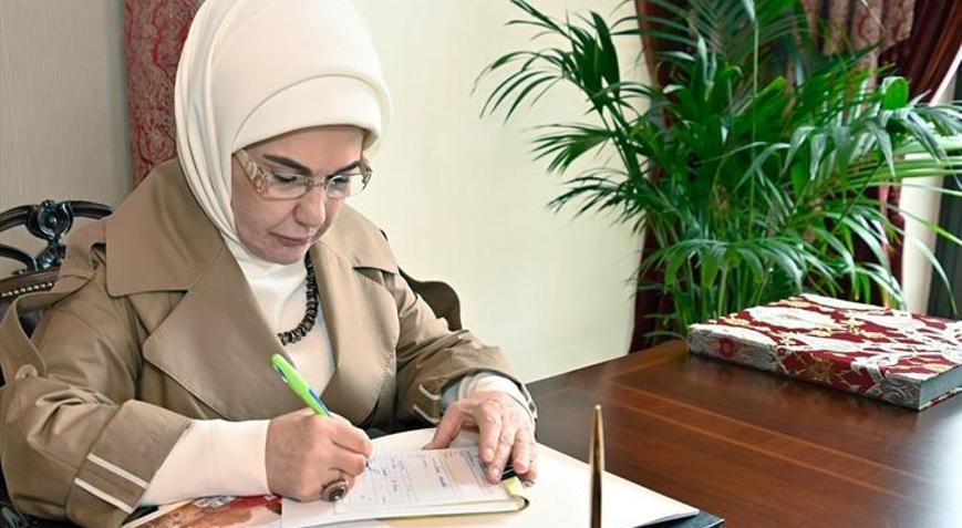 Cumhurbaşkanının eşi Emine Erdoğan, Türk Kızılay’a kurban bağışında bulundu