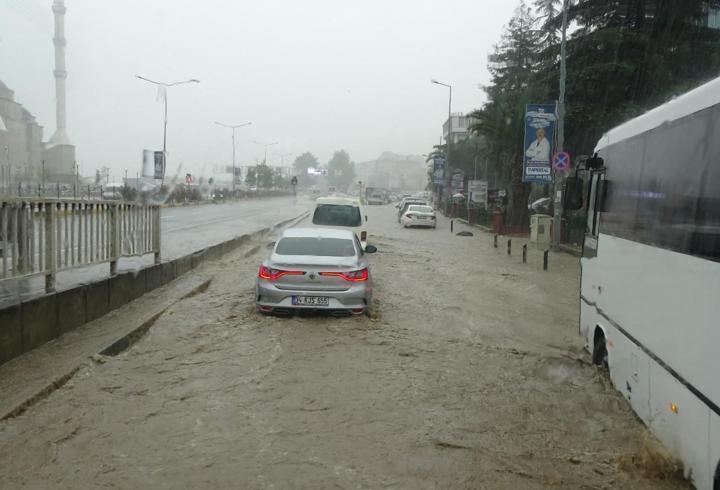 Trabzon’da şiddetli yağış hayatı felç etti: Yollar göle döndü