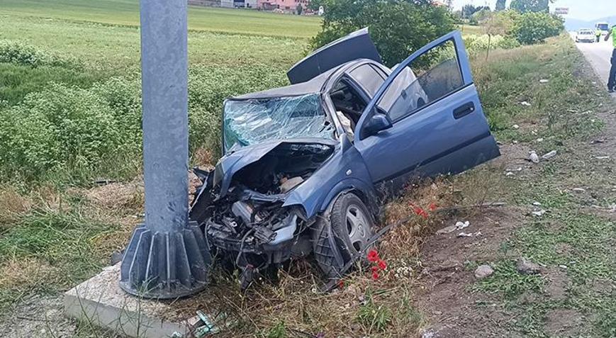 Afyonkarahisar’da otomobil yön tabelasına çarptı: 1 kişi hayatını kaybetti