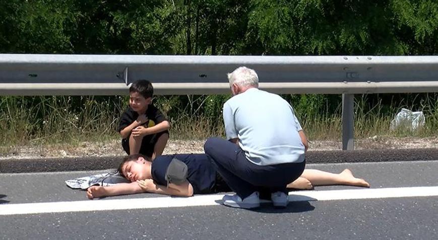Acı fotoğraf! Ambulans gelene kadar annesinin başucundan ayrılmadı