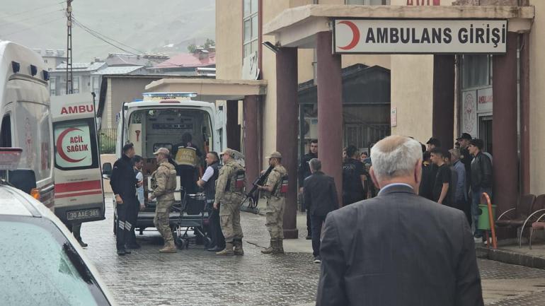 Hakkaride midibüs devrildi: 6 asker yaralandı