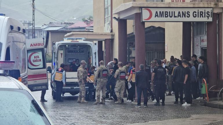 Hakkaride midibüs devrildi: 6 asker yaralandı