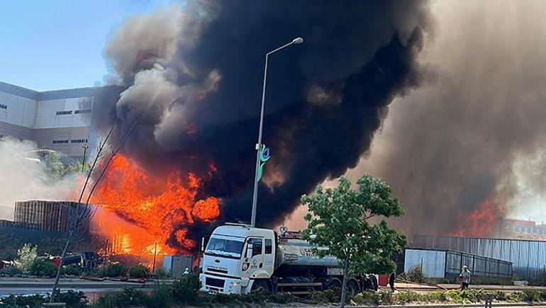Kocaeli’de palet deposundaki yangın: Ekipler seferber oldu