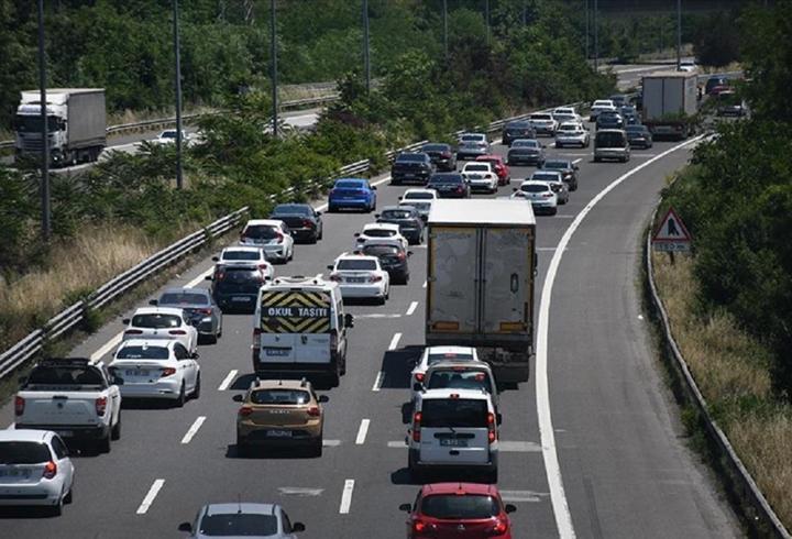 Yollarda tatil hareketliliği devam ediyor: 24 saatte 50 bin araç girişi!