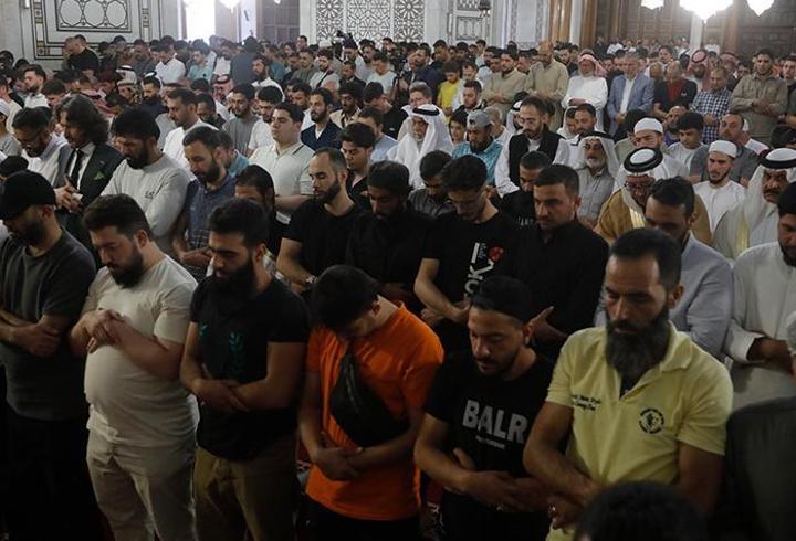 Emevi Camisi’nde ilk bayram namazı! Binlerce kişi akın etti