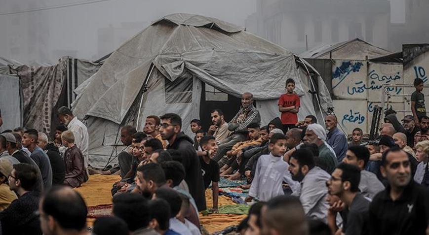 Enkazların üzerinde bayram namazı! İsrail, bayram sabahı da Gazze’ye saldırdı