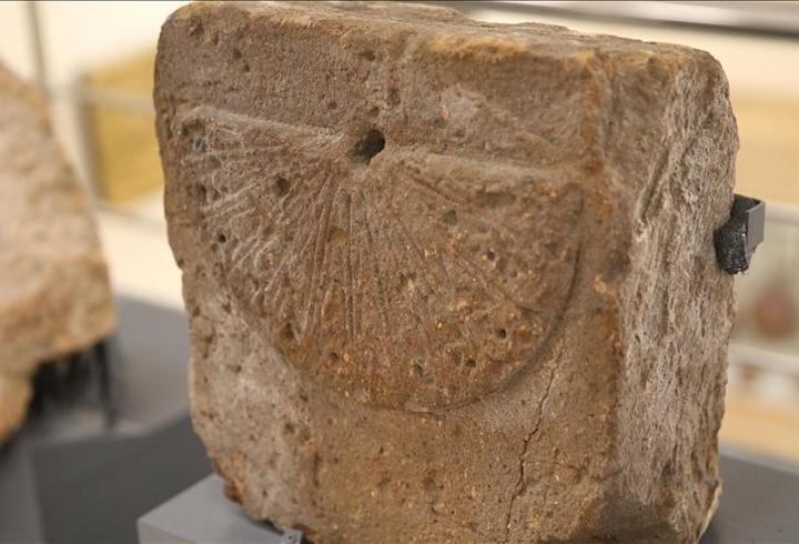 Ani’deki kazılarda bulunan yaklaşık 1000 yıllık güneş saati görücüye çıktı
