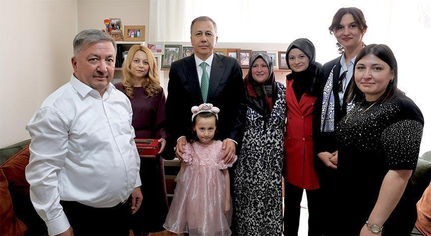 Bakan Yerlikaya Konya’da şehit ailesini ziyaret etti