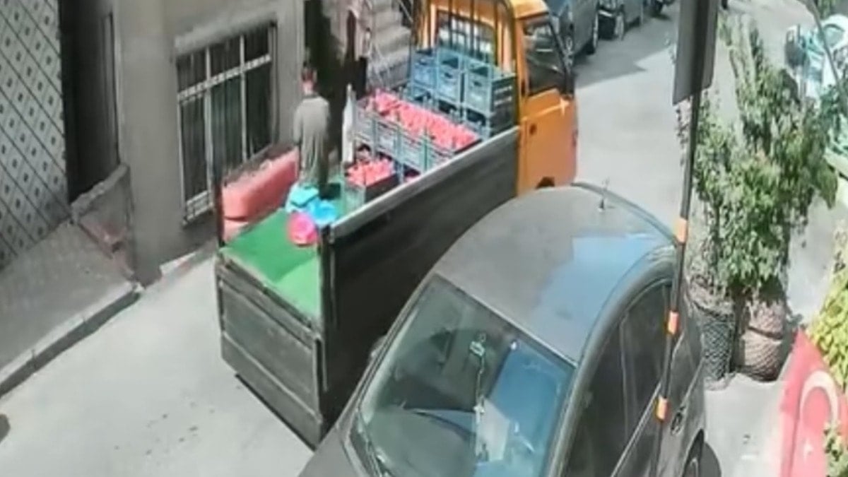 Beyoğlu karıştı: Seyyar satıcı tartıştığı müşterisine kamyonetle çarptı