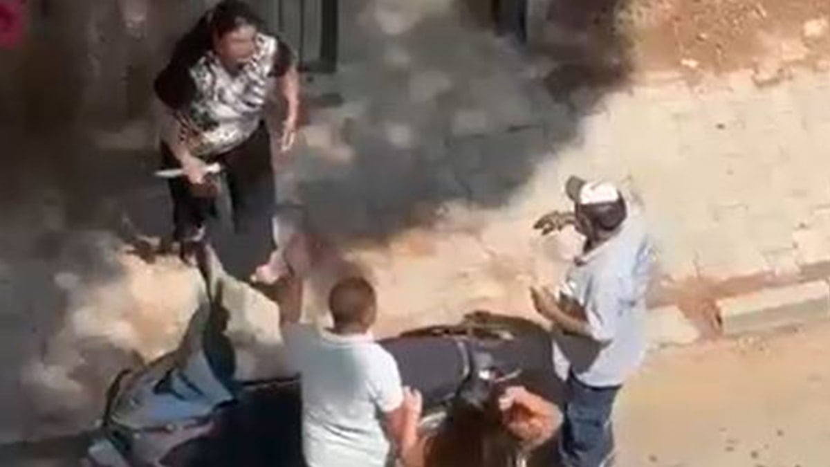 Sokak ortasında anne dehşeti: Kızını bıçakla kovaladı