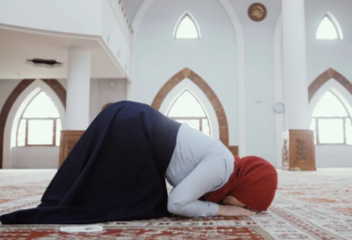 Öğle namazı nasıl kılınır? Öğle namazı kaç rekattır? Öğle namazı kılınışı Diyanet bilgileri…