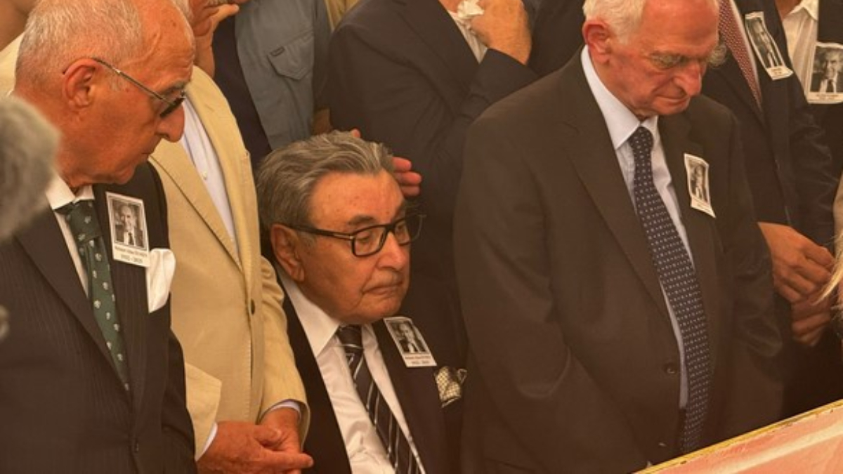 Aydın Doğan, Altan Öymen’in cenaze namazında ayakta duramadı