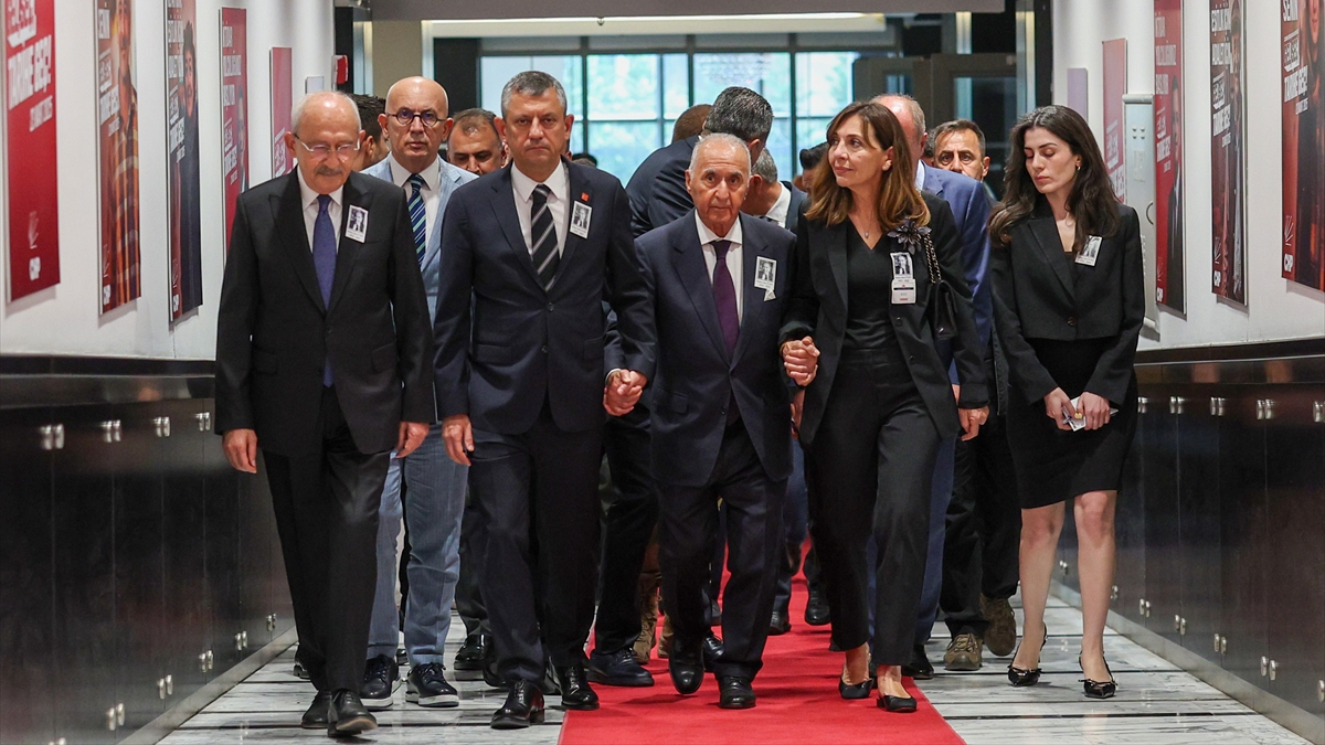 Özgür Özel ile Kılıçdaroğlu, Altan Öymen’in cenazesinde mesafeli durdu