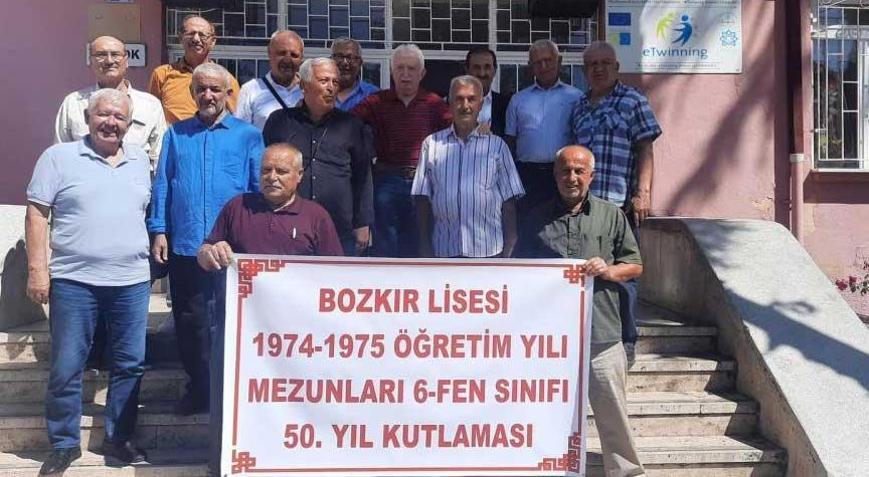 50 yıl sonra büyük buluşma! Mezun oldukları okula geldiler: Öğrencilere küçük bir hatıra bıraktık