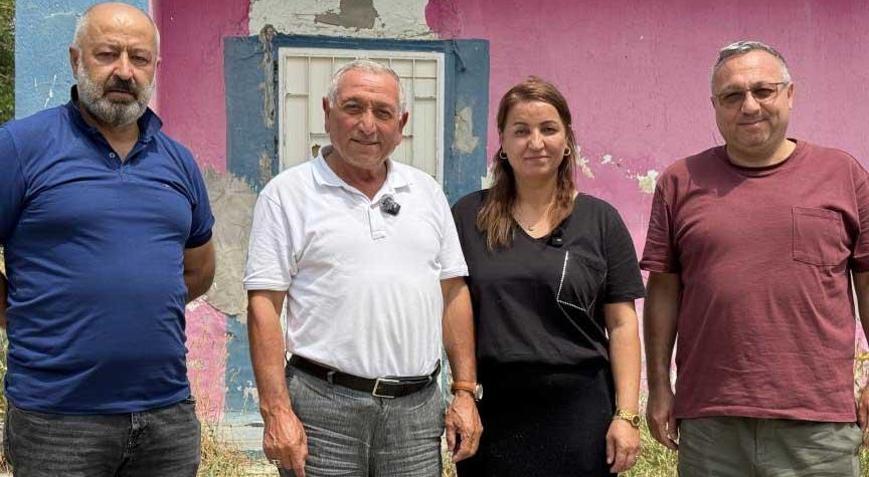 31 yıl sonra aynı sıralarda! Öğrencileri öğretmenlerini karşıladı