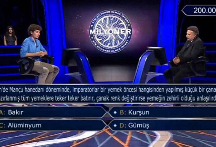Çin’de Mançu hanedanı döneminde, imparatorlar bir yemek öncesi hangisinden yapılmış küçük bir çanağı hazırlanmış tüm yemeklere teker teker batırır, çanak renk deriştirirse yemeğin zehirli olduğu anlaşılırdı?
