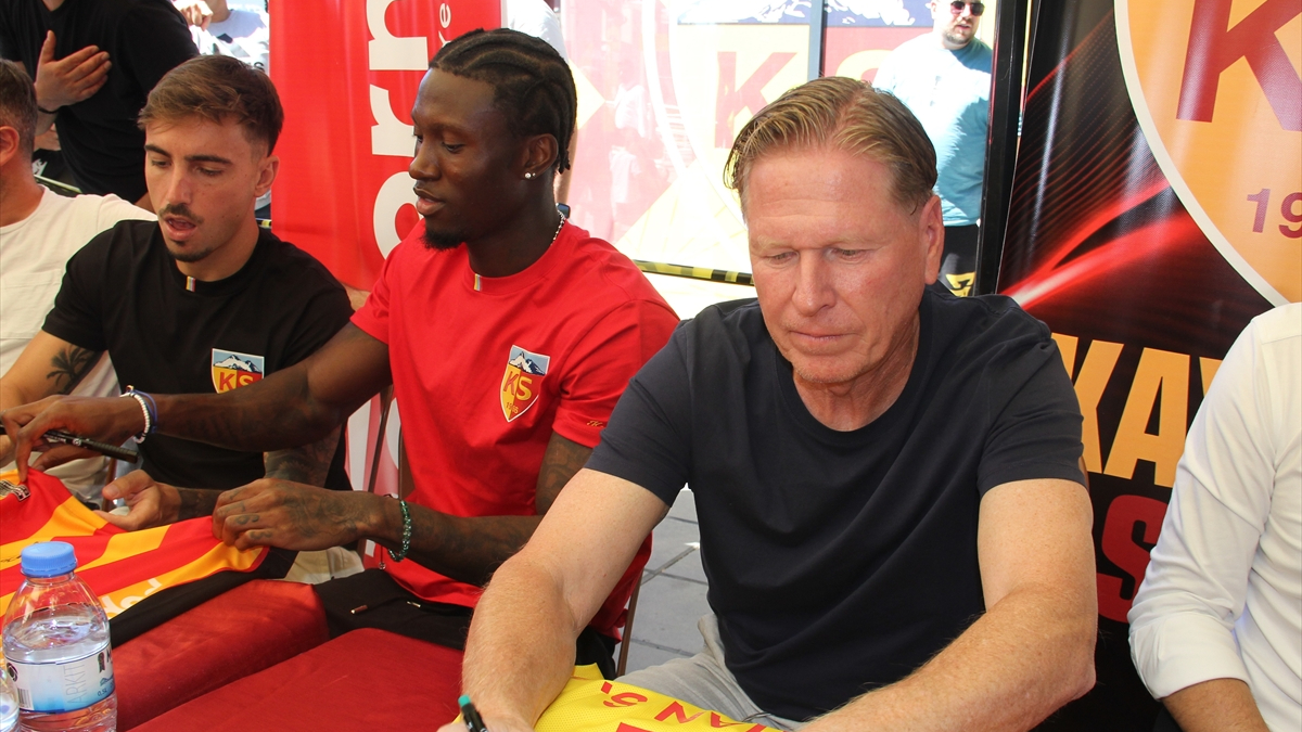 Markus Gisdol ve futbolcular imza gününde taraftarlarla buluştu