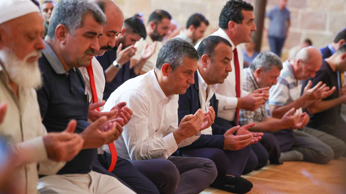 Özgür Özel’in cuma namazı pozları, CHP’lileri kızdırdı