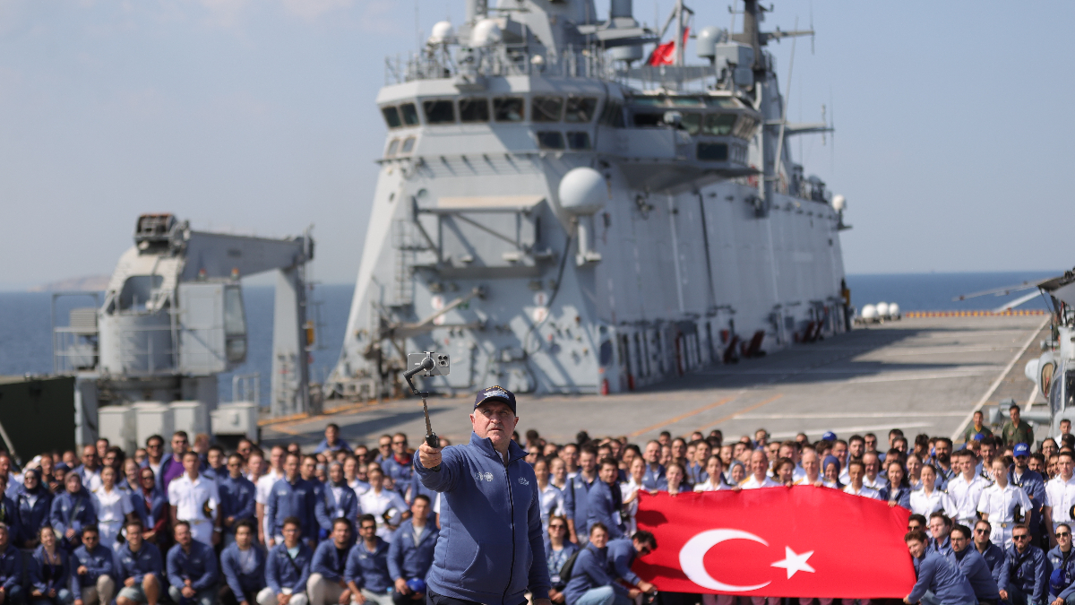 Osman Aşkın Bak’ın gençlerle ‘Zafer Yolculuğu’: TCG Anadolu ile Çanakkale’den İstanbul’a