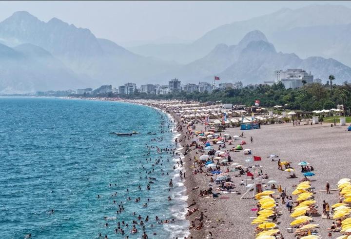 Antalya’da Sıcak Hava Etkisini Gösterdi: Sıcaktan Bunalanlar Denize Koştu