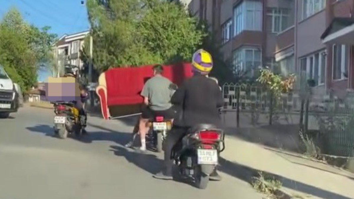 Karabük’te trafikte tehlikeli anlar: Motosikletle koltuk taşıdılar