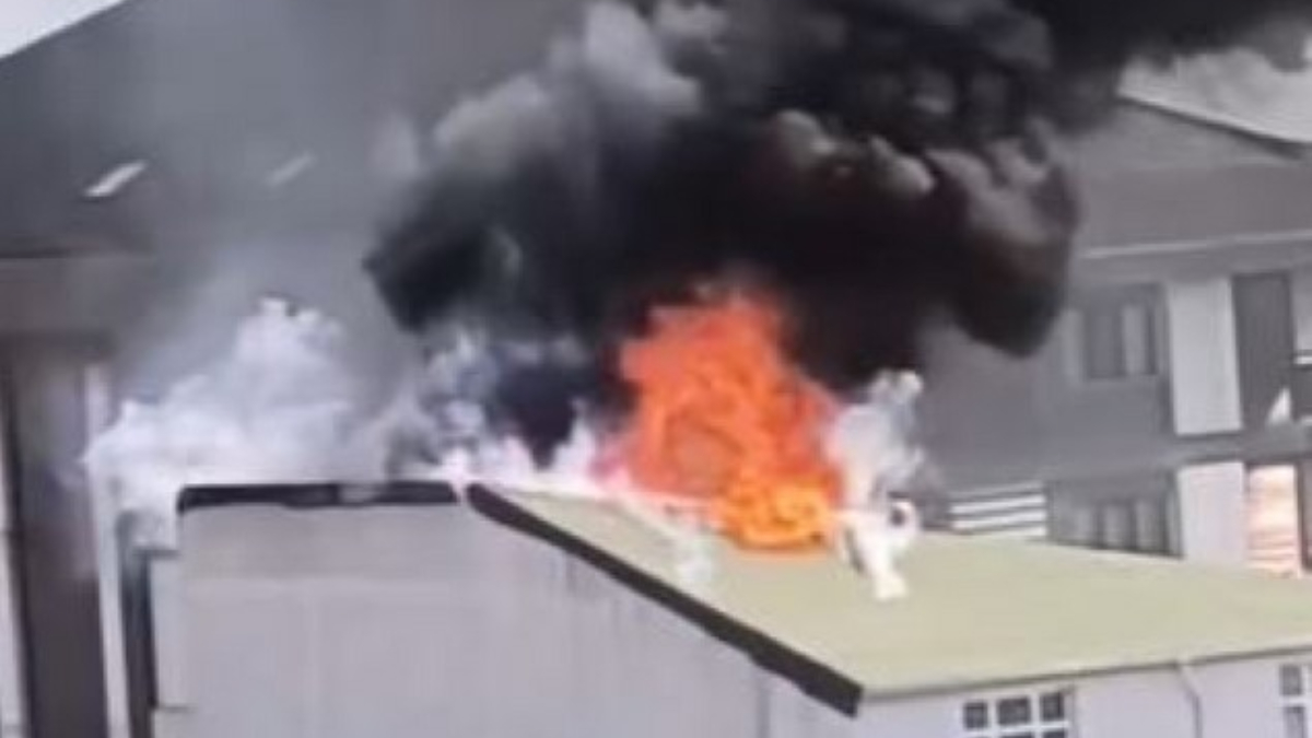 Arnavutköy’de 5 katlı binada yangın