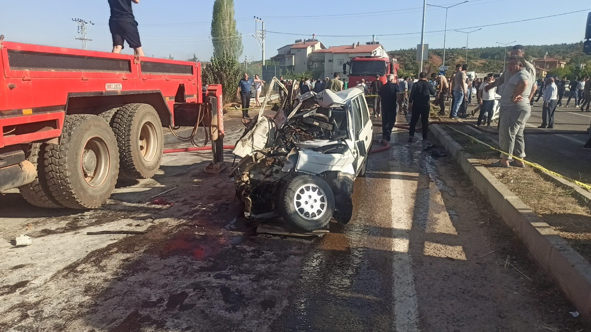 Konya’da feci kaza: Otomobil tırla çarpıştı