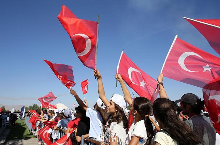 Türk Yıldızlarından nefes kesen gösteri