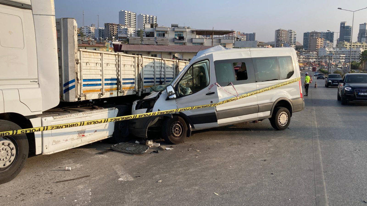 Mersin’de öğrencileri taşıyan minibüs kaza yaptı: 2 ölü, 10 yaralı