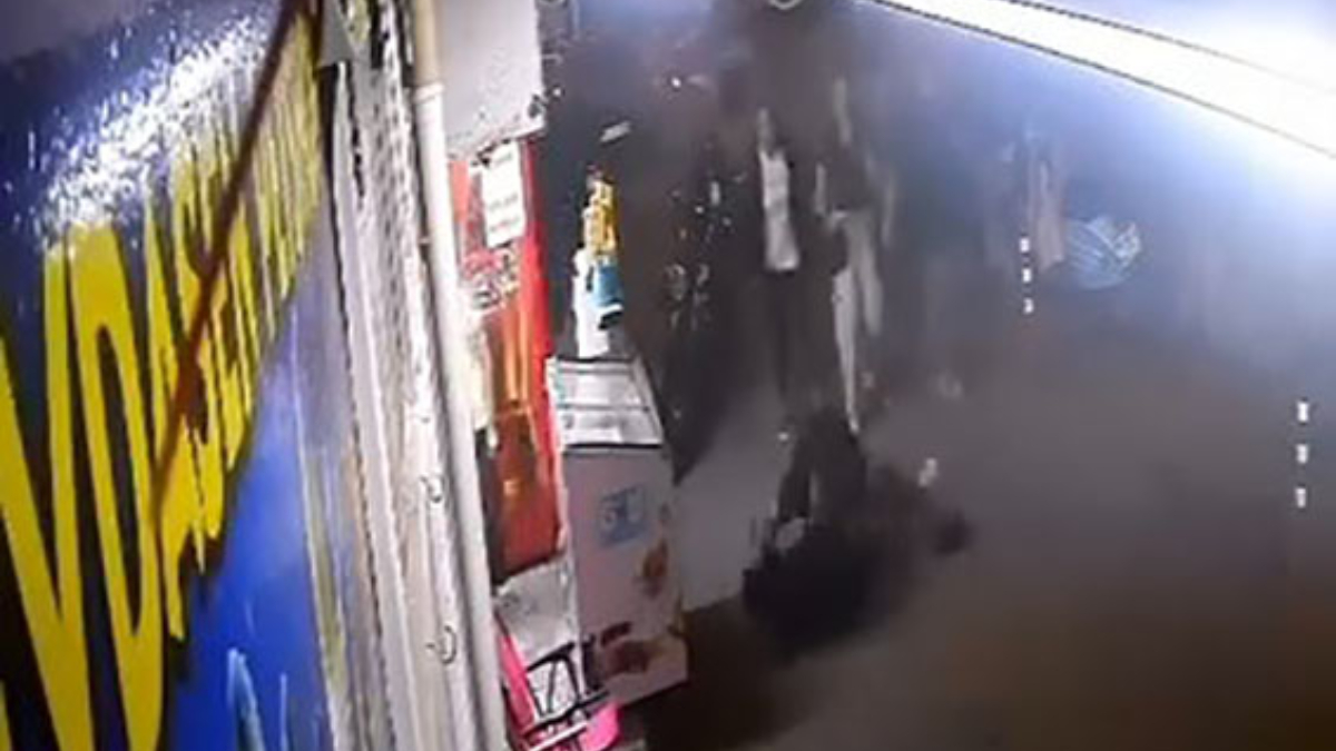 Bursa’da iki adam kavgaya tutuştu: Kadın da tekme ile dahil oldu