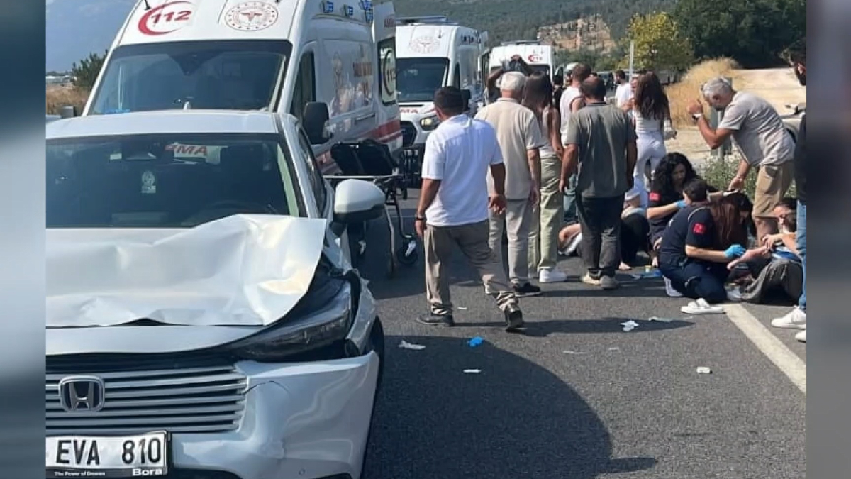Bursa’da yolun karşısına geçen aileye otomobil çarptı: 1 ölü, 3 yaralı
