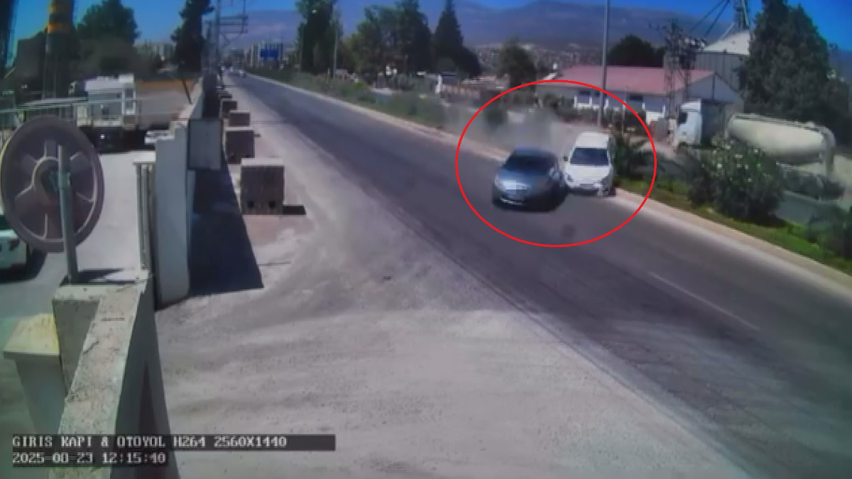 Hatay’da iki otomobil çarpışarak metrelerce sürüklendi: O anlar kamerada