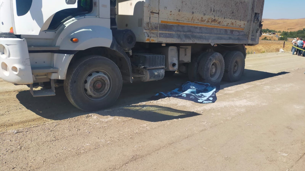 Sivas’ta işçi kamyonun altında kaldı