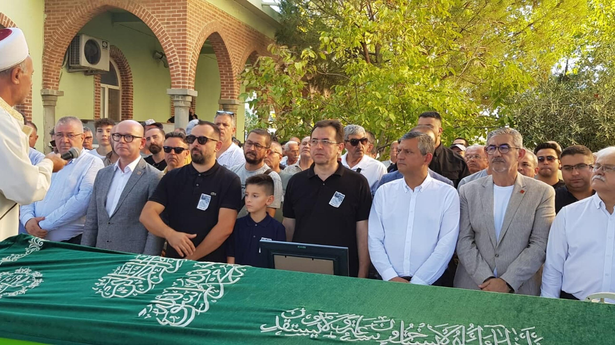 Özgür Özel Balıkesir’de cenaze törenine katıldı