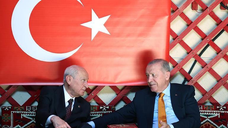 Cumhurbaşkanı Erdoğan ve MHP lideri Devlet Bahçeli, Ahlatta: Selçuklu Kabristanına ziyaret