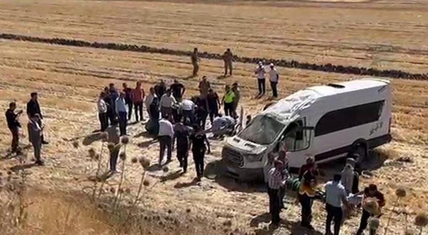 Malazgirt kutlamalarına gidenleri taşıyan minibüs devrildi! 10 yaralı