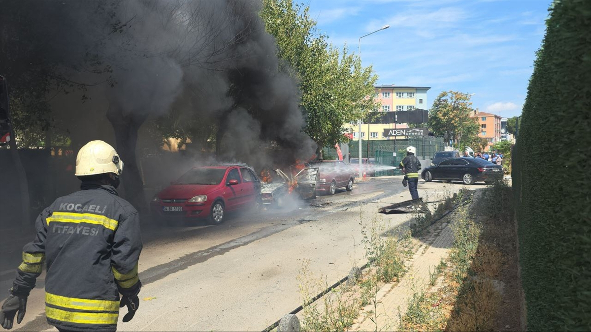 Kocaeli’de park halindeki 2 araçta yangın