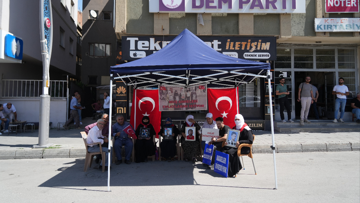 Muş’ta ailelerin evlat nöbeti sürüyor