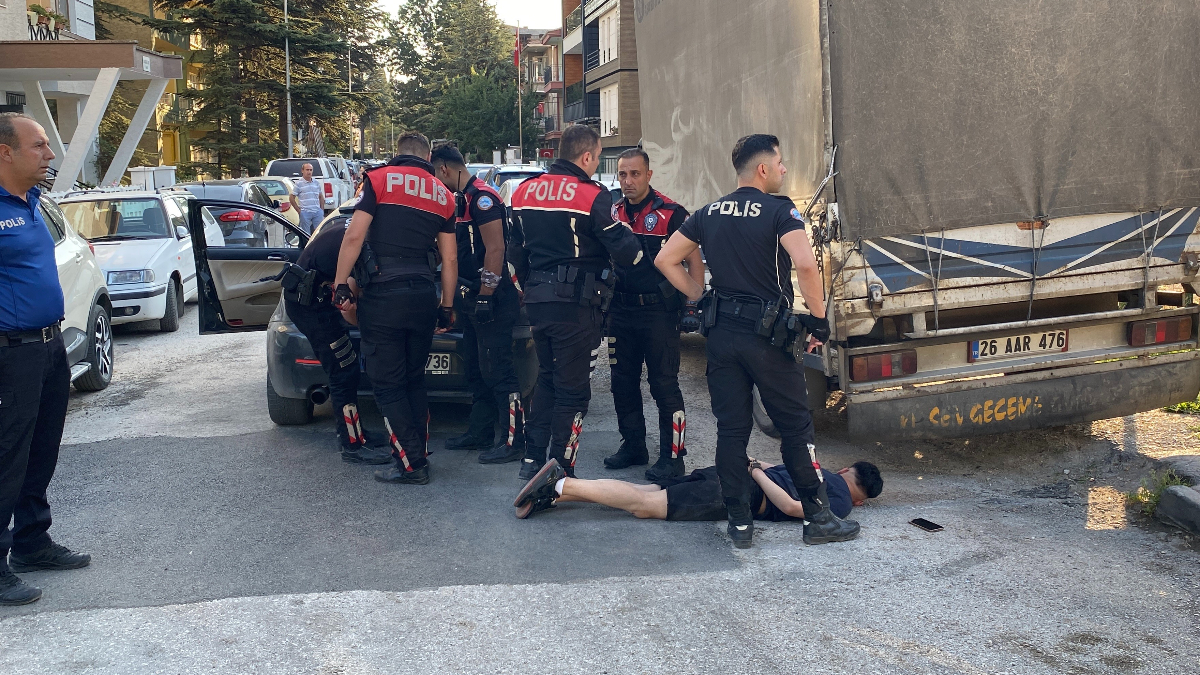 Eskişehir’de ‘dur’ ihtarına uymayan sürücü polisten kaçarken camdan hassas terazi attı