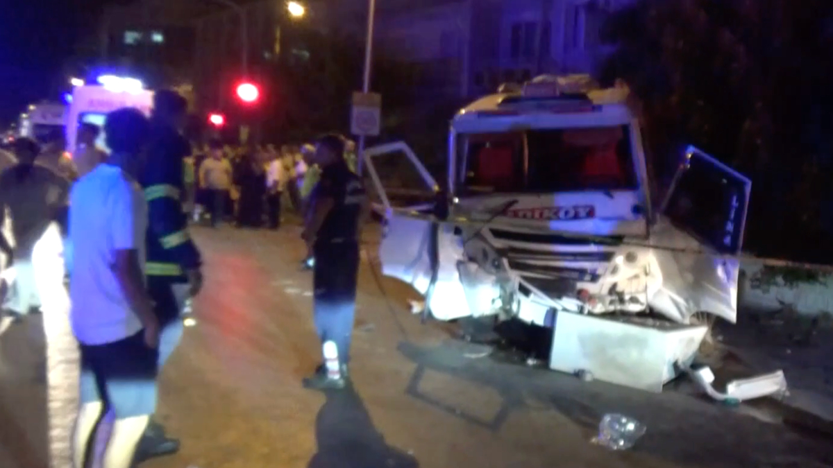 Aydın’da minibüs ile otomobil çarpıştı, 11 kişi yaralandı: Kopan kulağı aradılar