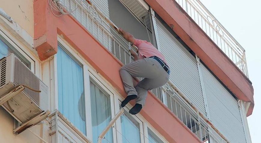 Balkonun demir korkuluklarında boşanma pazarlığı! Antalya’da şaşkına çeviren anlar