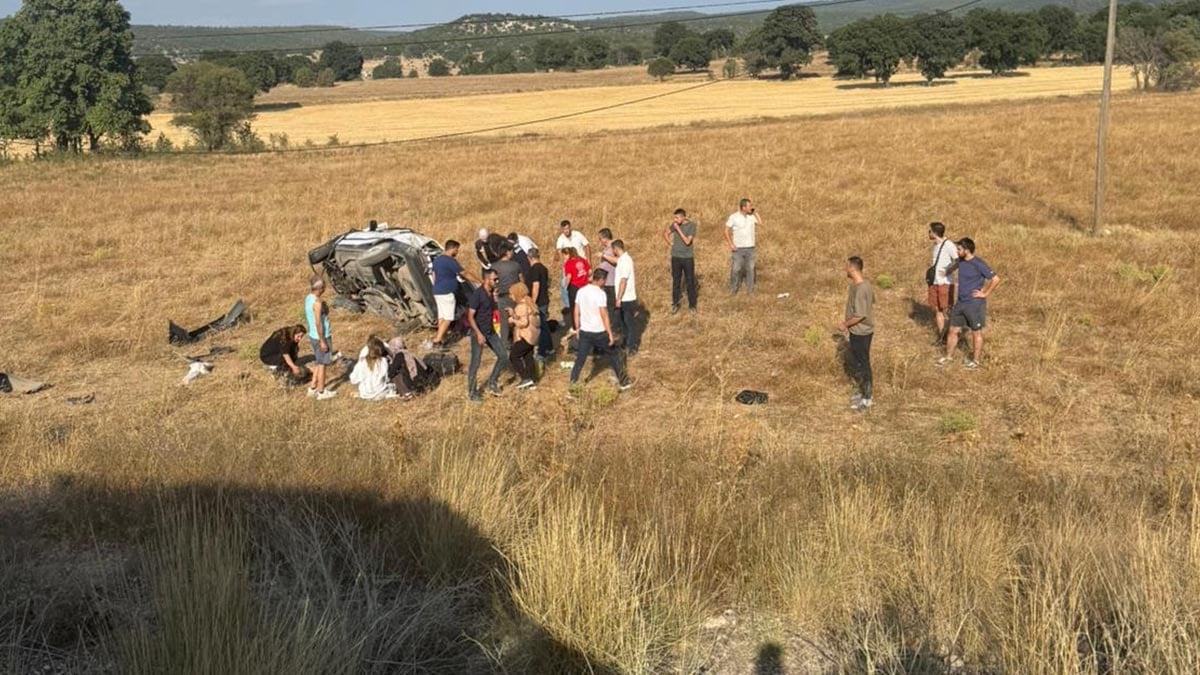 Kütahya’da feci kazada otomobil tarlaya uçtu