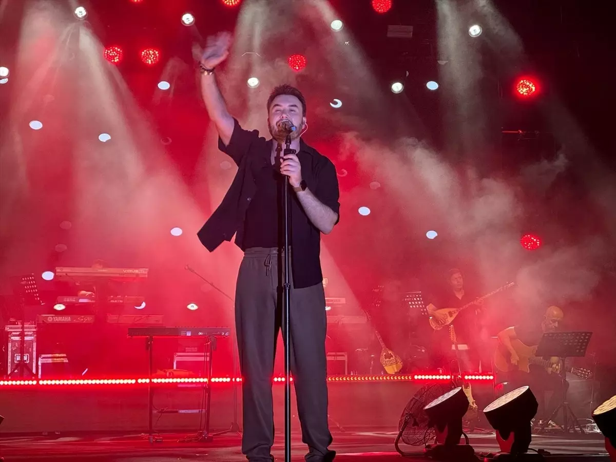 Mustafa Ceceli, Kahramanmaraş Fuarı’nda Konser Verdi