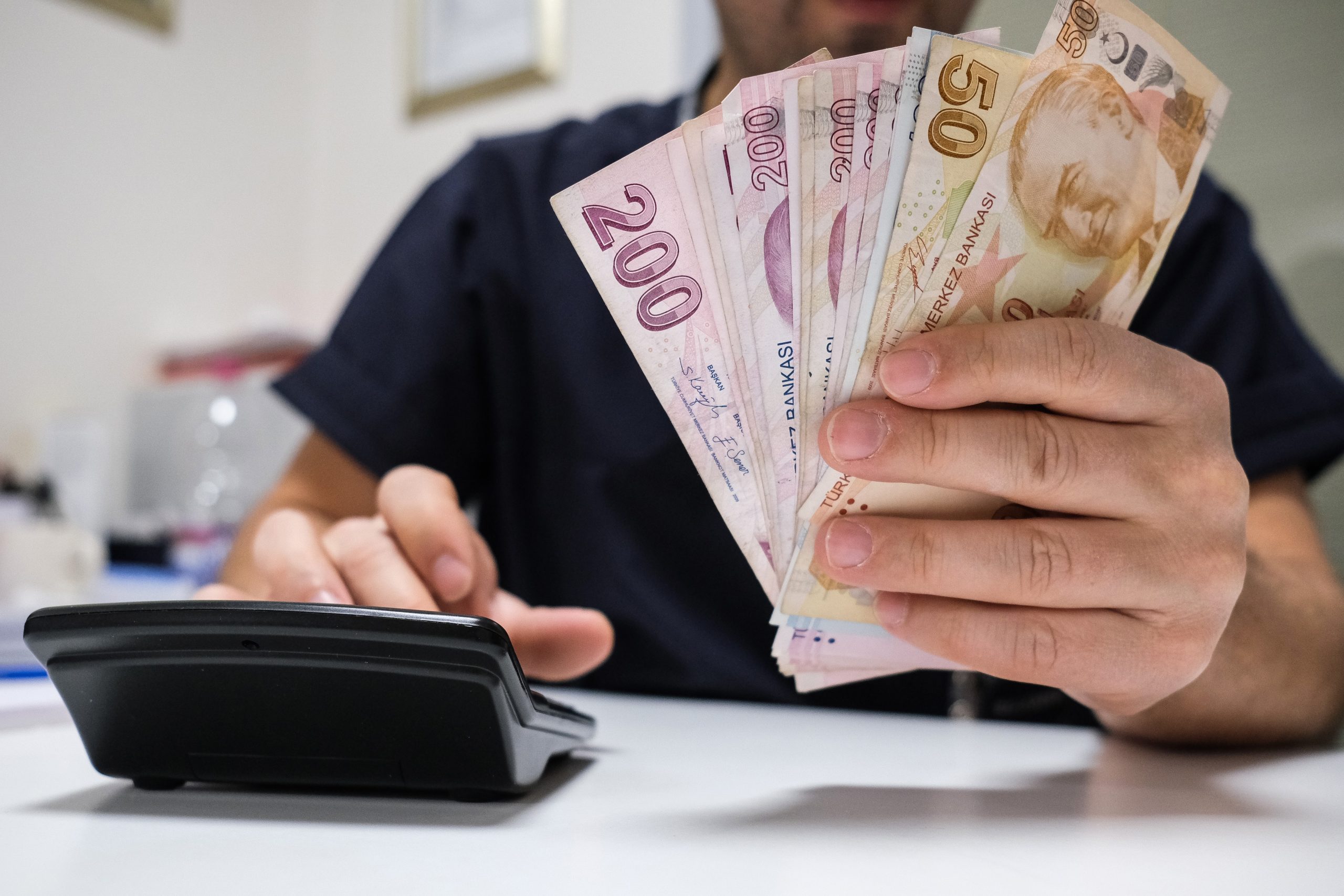 Halk kemer sıkıyor, saray harcamada rekor kırıyor