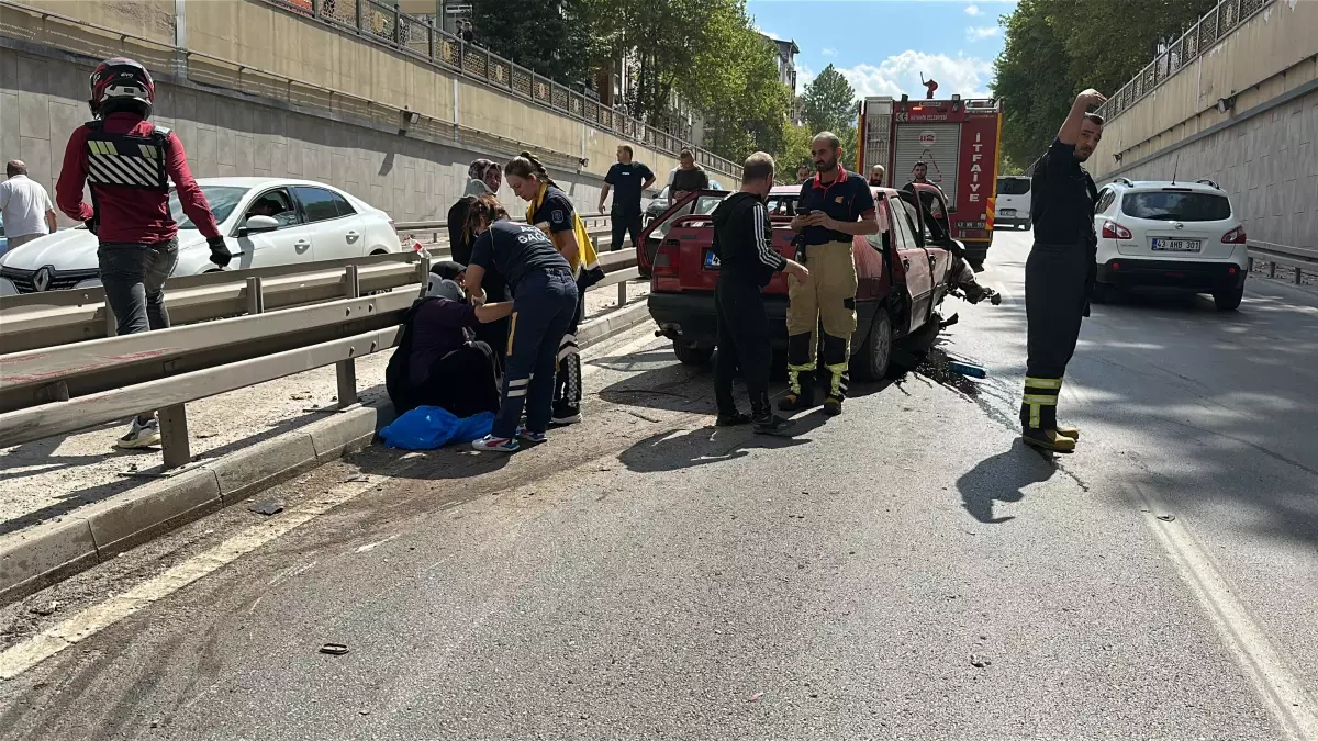 Kütahya’da Alt Geçide Çarpan Otomobilde 2 Yaralı