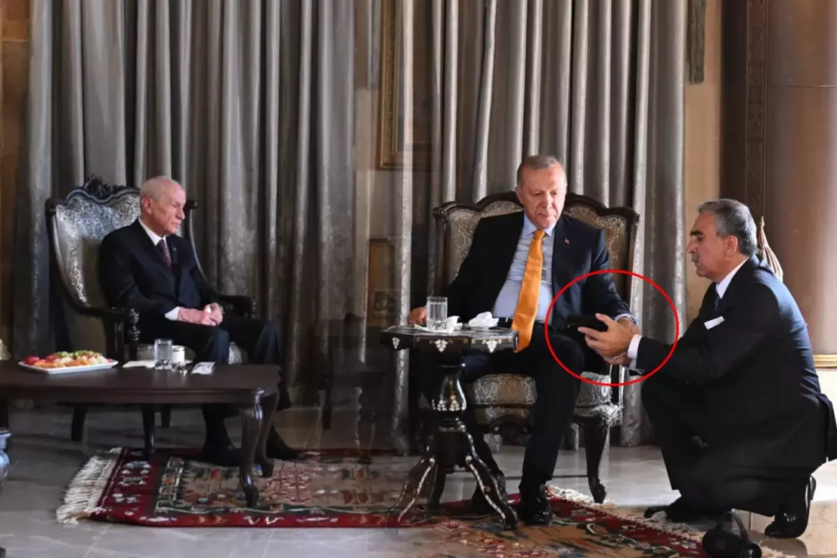 Programda ilginç anlar: Bahçeli, Cumhurbaşkanı Erdoğan’a 2 eser dinletti