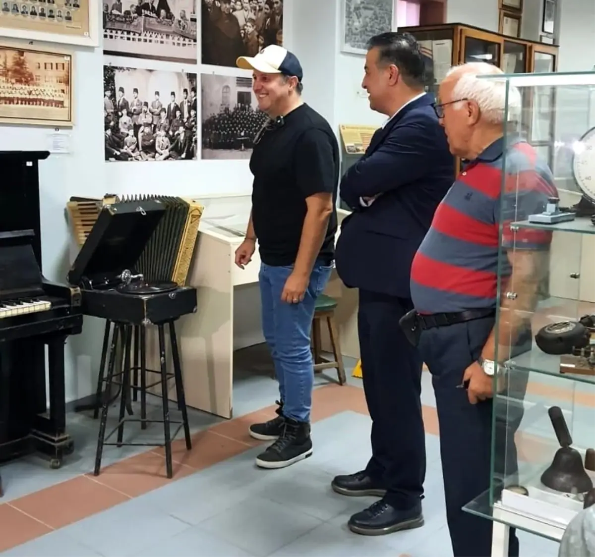 Ünlü Oyuncu İlker Ayrık, Mezun Olduğu Balıkesir Lisesi’ni Ziyaret Etti