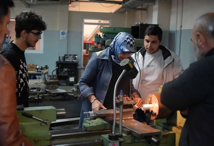 Sınıfta 30 erkek arasında tek kadın! 45 yaşında çocukluk hayalini gerçekleştirdi