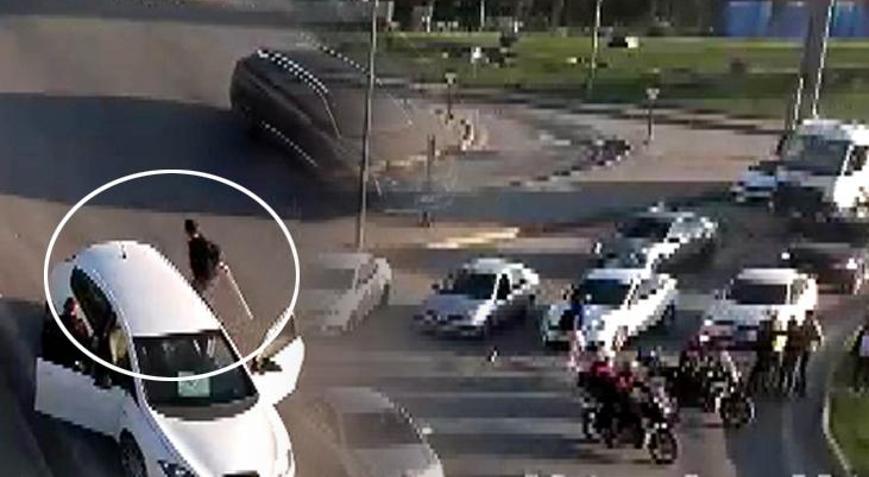 Kendisini durdurmak isteyen polise sopayla saldırdı! Suç dosyası kabarık