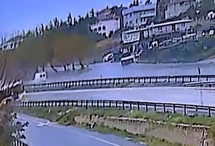 İstanbul’da İETT otobüsü kaygan yolda kontrolden çıktı